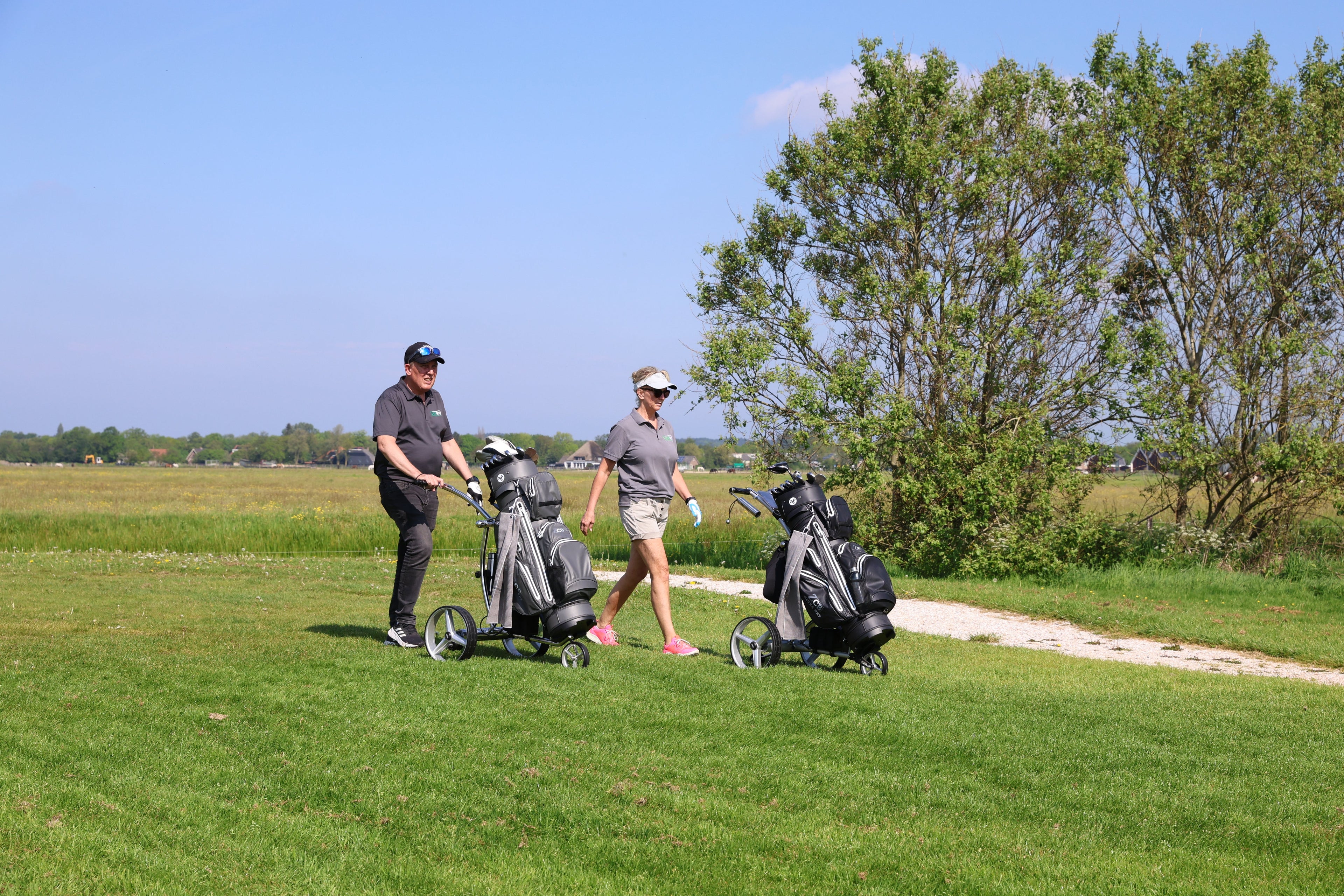 Foldable electric golftrolley: compact power and comfort